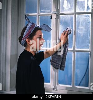 DAS Frauenzimmer, Fernsehfilm aus der Sendreihe 'das kleine Fernsehspiel', Deutschland 1981, Regie: Claudia von Alemann, Darsteller: Colleen Finneran beim Putzen des Fensters. Banque D'Images