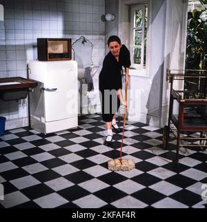 DAS Frauenzimmer, Fernsehfilm aus der Sendreihe 'das kleine Fernsehspiel', Deutschland 1981, Regie: Claudia von Alemann, Darsteller: Colleen Finneran beim Putzen Banque D'Images