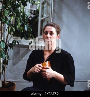 DAS Frauenzimmer, Fernsehfilm aus der Sendreihe 'das kleine Fernsehspiel', Deutschland 1981, Regie: Claudia von Alemann, Darsteller: Colleen Finneran schneidet Brot Banque D'Images