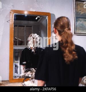 DAS Frauenzimmer, Fernsehfilm aus der Sendreihe 'as kleine Fernsehspiel', Deutschland 1981, Regie: Claudia von Alemann, Darsteller: Colleen Finneran gefedert dem Spiegel Banque D'Images
