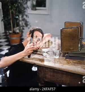 DAS Frauenzimmer, Fernsehfilm aus der Sendreihe 'das kleine Fernsehspiel', Deutschland 1981, Regie: Claudia von Alemann, Darsteller: Colleen Finneran mit Messer Banque D'Images