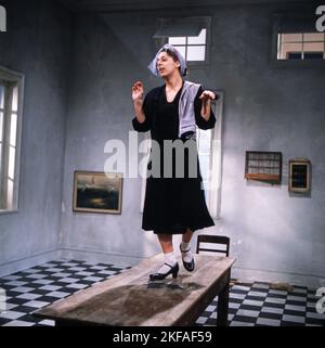 DAS Frauenzimmer, Fernsehfilm aus der Sendreihe 'as kleine Fernsehspiel', Deutschland 1981, Regie: Claudia von Alemann, Darsteller: Colleen Finneran tanzt auf dem Tisch Banque D'Images