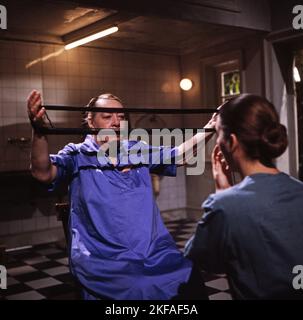 DAS Frauenzimmer, Fernsehfilm aus der Sendreihe 'as kleine Fernsehspiel', Deutschland 1981, Regie: Claudia von Alemann, Darsteller: Denise Peron, Colleen Finneran (Rücken) Banque D'Images