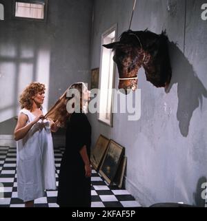 DAS Frauenzimmer, Fernsehfilm aus der Sendreihe 'as kleine Fernsehspiel', Deutschland 1981, Regie: Claudia von Alemann, Darsteller: Evelyne Didi, Colleen Finneran, betrachtet einen Pferdekopf an der Wand. Banque D'Images