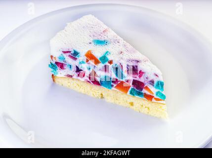 Délicieux gâteau en gelée de verre brisé sur une table en bois blanc Banque D'Images