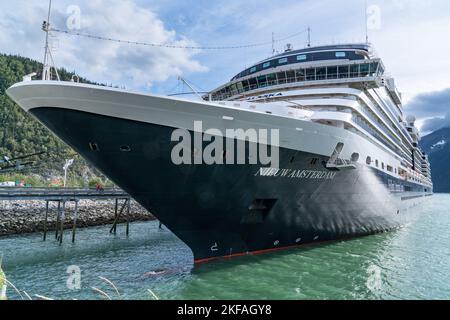 Skagway, AK - 7 septembre 2022 : navire de croisière Holland America Nieuw Amsterdam amarré dans le port de Skagway, en Alaska Banque D'Images