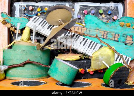 Tas désordonné de cartonné modèles d'instruments de musique synthétiseur, kit de batterie, guitare, amplificateur et microphone.musique, performance, concept d'instruments Banque D'Images