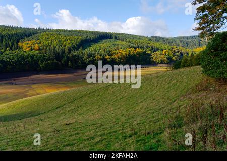 Au fond d'une vallée abrupte se trouve une section asséchée du réservoir Ladybower dans le Derbyshire. Banque D'Images