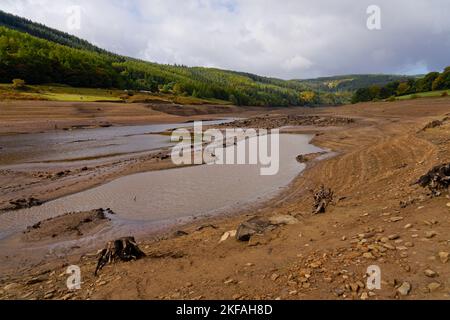 Les nuages de pluie sombres commencent à s'accumuler sur un réservoir Ladybower presque vide dans le Derbyshire. Banque D'Images