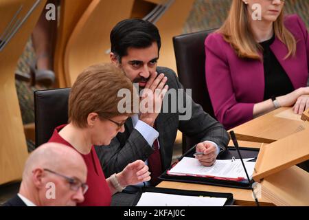 Édimbourg, Écosse, Royaume-Uni. 17th novembre 2022. PHOTO : Humza Yousaf MSP, ministre écossais de la Santé. Scènes à l'intérieur de la session hebdomadaire des premiers ministres questions à l'intérieur du Parlement écossais à Holyrood. Scènes montrant avant, pendant et après les FMQ. Crédit: Colin D Fisher crédit: Colin Fisher/Alay Live News Banque D'Images