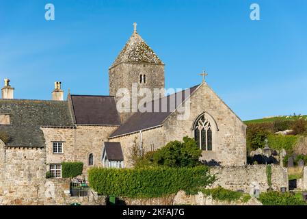 L'église St Seiriol et le prieuré de Penmon, site historique situé sur la côte sud d'Anglesey, au nord du pays de Galles Banque D'Images