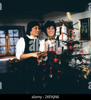 Die schönsten Lieder der Weihnachtszeit, ZDF Musikssendung, Deutschland, 1984, mit Rosi Mittermaier und Schwester Evi Mittermaier vor dem Weihnachtsbaum. Schoenste Lieder der Weihnachtszeit, émission de musique télévisée pour noël, Allemagne, 1984, avec Rosi Mittermaier et sa sœur Evi Mittermaier devant l'arbre de noël. Banque D'Images