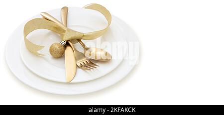 Mise en place de la table de Noël en gros plan. Couverts et plats dorés isolés sur blanc, espace de copie, vue du dessus. Élégance et luxe Banque D'Images