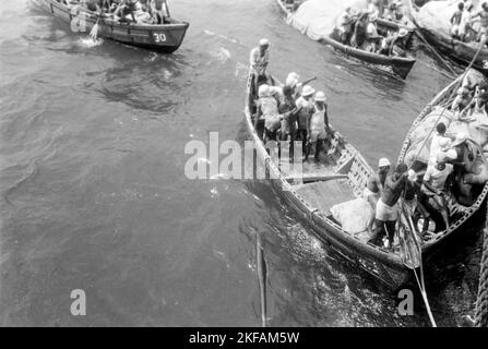 Hafenarbeiter vor der Küste von Accra, Ghana, 1959. Dockers au large des côtes d'Accra, Ghana, 1959. Banque D'Images