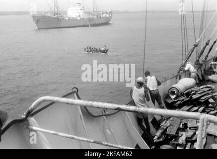Hafenarbeiter vor der Küste von Accra, Ghana, 1959. Dockers au large des côtes d'Accra, Ghana, 1959. Banque D'Images