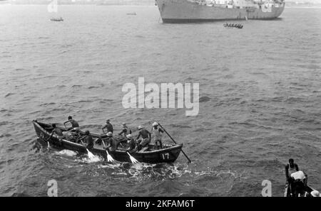Hafenarbeiter vor der Küste von Accra, Ghana, 1959. Dockers au large des côtes d'Accra, Ghana, 1959. Banque D'Images
