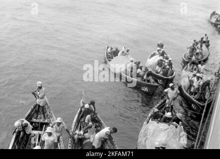 Hafenarbeiter vor der Küste von Accra, Ghana, 1959. Dockers au large des côtes d'Accra, Ghana, 1959. Banque D'Images