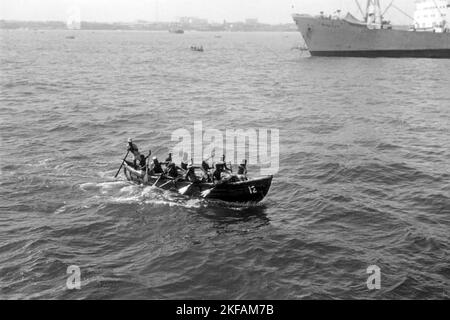 Hafenarbeiter vor der Küste von Accra, Ghana, 1959. Dockers au large des côtes d'Accra, Ghana, 1959. Banque D'Images