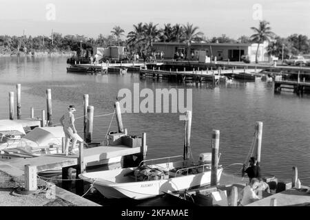 Boote am Pier im Oleta River State Park, Miami, Floride, États-Unis 1965. Bateaux au quai du parc national d'Oleta River, Miami, Floride, États-Unis 1965. Banque D'Images