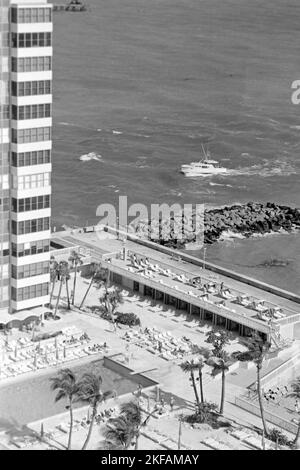 Hotelpool am Strand à Miami Beach, Floride, États-Unis 1965. Piscine de l'hôtel sur la plage à Miami Beach, Floride, États-Unis 1965. Banque D'Images