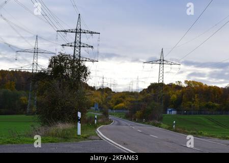 grille électrique autour d'une route par un jour sombre Banque D'Images