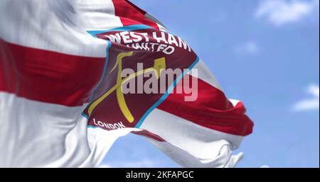 Londres, Royaume-Uni, octobre 2022: Le drapeau de West Ham United F.C. agitant dans le vent. West Ham United F.C est un club de football anglais basé à Londres. Sélectif Banque D'Images