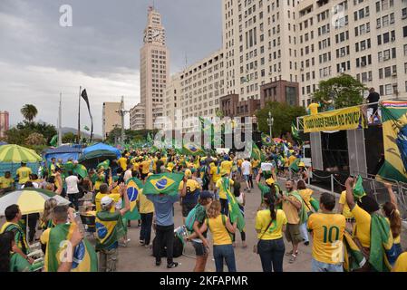 Manifestation contre la fraude dans les machines à voter électroniques au Brésil lors des élections présidentielles de 2022 à Rio de Janeiro, ce mardi (11/15/2011). Banque D'Images