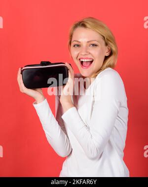 Jeune femme drôle avec VR. Une personne dans des lunettes virtuelles vole dans l'espace de la pièce. Femme avec casque de réalité virtuelle. VR femme. Banque D'Images