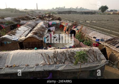 Munshigonj, Munshigonj, Bangladesh. 17th novembre 2022. L'hébergement des travailleurs au milieu du champ de briques. Les travailleurs vivent dans ces maisons pendant 8 mois. (Credit image: © Syed Mahabubul Kader/ZUMA Press Wire) Banque D'Images