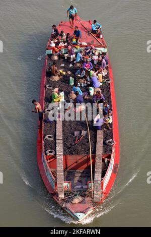 Munshigonj, Munshigonj, Bangladesh. 17th novembre 2022. Les travailleurs vont travailler dans le four de briques par des chalutiers chargés de charbon dans la rivière Dhaleshwari à Munshiganj. (Credit image: © Syed Mahabubul Kader/ZUMA Press Wire) Banque D'Images