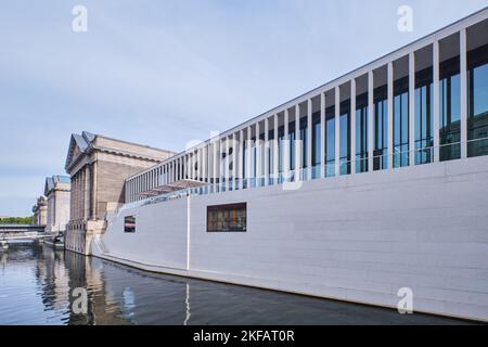 Berlin, Allemagne - septembre 2022 : le bâtiment d'entrée moderne de la galerie James Simon, le centre d'accueil de l'île-musée de Berlin conçu par Chipperfield Banque D'Images