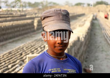 Munshigonj, Munshigonj, Bangladesh. 17th novembre 2022. Les enfants travaillent également avec les adultes dans le champ de briques. Mohammad Rubel, 14 ans, travaille ici avec ses parents. (Credit image: © Syed Mahabubul Kader/ZUMA Press Wire) Banque D'Images