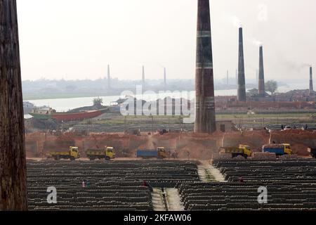 Munshigonj, Munshigonj, Bangladesh. 17th novembre 2022. Les camions sont chargés de briques à vendre à Munshigonj. (Credit image: © Syed Mahabubul Kader/ZUMA Press Wire) Banque D'Images