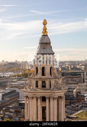 Une photo verticale de l'une des tours de l'Ouest vue de la galerie de pierres de la cathédrale Saint-Paul Banque D'Images