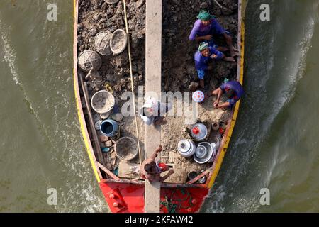 Munshigonj, Munshigonj, Bangladesh. 17th novembre 2022. Les travailleurs transportent de l'argile dans des bateaux jusqu'au four de briques de la rivière Dhaleshwari, Munshigonj. La principale matière première pour la fabrication de briques est l'argile. (Credit image: © Syed Mahabubul Kader/ZUMA Press Wire) Banque D'Images