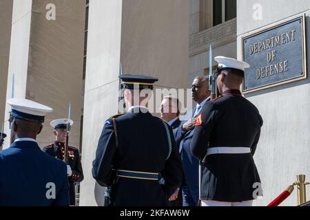 Le secrétaire à la Défense, Lloyd J. Austin III, accueille le ministre danois de la Défense, Morten Bodskov, pour une réunion d'échange bilatérale au Pentagone, Washington, D.C., le 1 septembre 2022. Banque D'Images