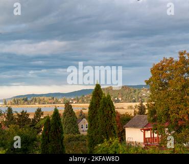 Badacsonytördemic [ Badacsonytordemic ] est un petit village du comté de Veszprém, en Hongrie. Entre la colline de Badacsony et le lac Balaton, le paysage i Banque D'Images