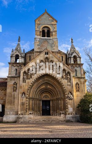 Ják Chapelle, petite église avec le portail complexe et à plusieurs niveaux dans le parc de la ville de Budapest, Hongrie, Europe de l'est. Banque D'Images