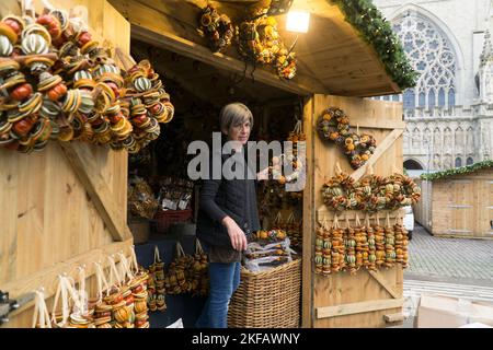 Exeter, Royaume-Uni, 17 novembre 2022 : les vendeurs installent leurs stands pour l'ouverture du marché de Noël Exeter demain. Clayre, qui travaille pour la société Pollyfields basée à Devon, décorera sa cabine de style chalet avec des couronnes parfumées de fruits secs. Anna Watson/Alay Live News Banque D'Images