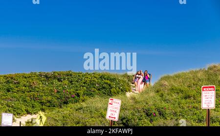 groupe de femmes revenant d'une plage de montauk Banque D'Images