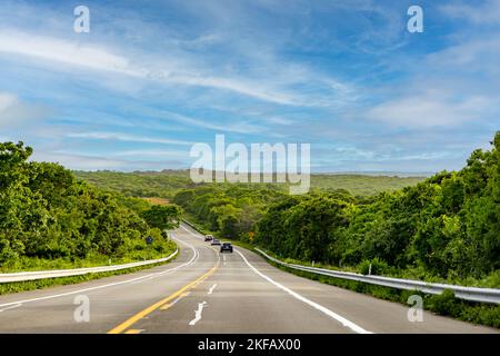 véhicules se dirigeant vers l'ouest sur l'autoroute 27 à montauk, ny Banque D'Images