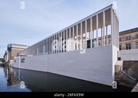 Berlin, Allemagne - septembre 2022 : le bâtiment d'entrée moderne de la galerie James Simon, le centre d'accueil de l'île-musée de Berlin conçu par Chipperfield Banque D'Images