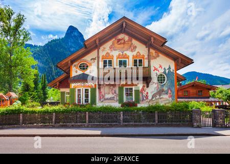 Oberammergau, Allemagne - 03 juillet 2021: Rotkappchenhaus ou petite maison rouge de la hotte d'équitation avec peinture Luftlmalerei. Luftlmalerei est un art de bayern forme o Banque D'Images
