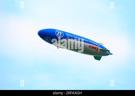 Friedrichshafen, Allemagne - 05 juillet 2021: Le Zeppelin NT dans le ciel au-dessus de la ville de Friedrichshafen. Zeppelin NT est un avion rempli d'hélium fabriqué Banque D'Images