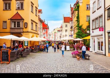 Lindau, Allemagne - 04 juillet 2021 : café Steet dans la vieille ville de Lindau. Lindau est une grande ville et une île sur le lac de Constance ou Bodensee en Bavière, en allemand Banque D'Images