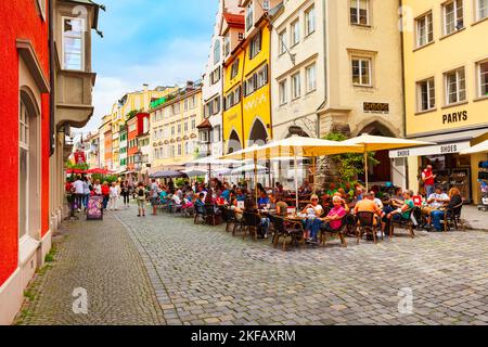 Lindau, Allemagne - 04 juillet 2021 : café Steet dans la vieille ville de Lindau. Lindau est une grande ville et une île sur le lac de Constance ou Bodensee en Bavière, en allemand Banque D'Images