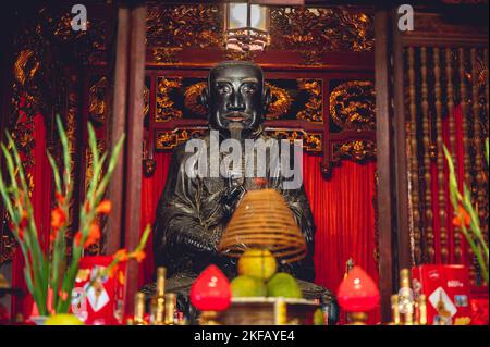 Une vue panoramique de la sculpture de Confucius située dans le temple de Quan Thanh au Vietnam Banque D'Images