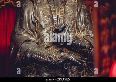 Une vue panoramique de la sculpture de Confucius située dans le temple de Quan Thanh au Vietnam Banque D'Images