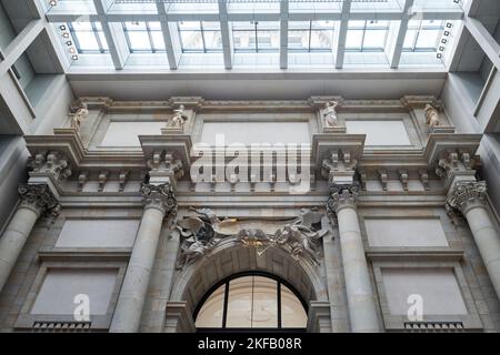 Berlin, Allemagne - sept 2022: Berlin, Allemagne - sept 2022: Vue intérieure du Forum Humboldt est un musée dédié à l'histoire humaine, l'art et la culture Banque D'Images