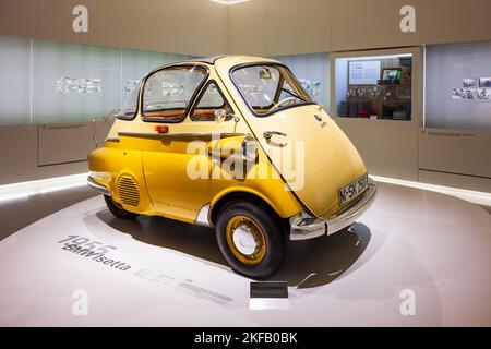 Munich, Allemagne - 08 juillet 2021 : 1955 BMW Isetta 250 microcar au musée BMW. C'est un musée automobile de l'histoire de BMW situé près de l'Olympiapark in Banque D'Images